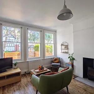 https://unique-brighton-apartment-garden-near-beach.brighton-hotels-england.com